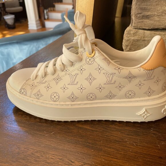 Louis Vuitton Time Out sneakers in white leather with a debossed Monogram patter - Picture 7 of 8